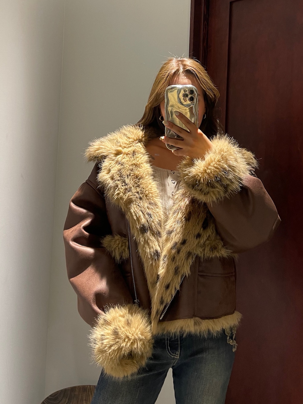 ホワイト系のニット/セーター、その他のブルゾン、ブルー系のデニムパンツを着用したレディースの秋コーディネートの2枚目の写真