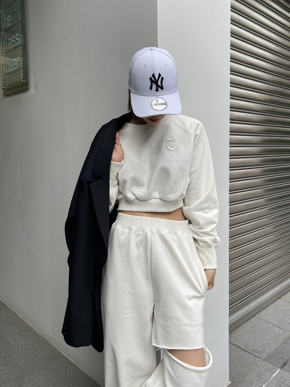 「スウェットパンツ、スウェットコーデ、セットアップ、NEW ERA、キャップ女子、オールホワイト、EVRIS 、春服、ほめられ本命コーデ、お出かけコーデ、楽チンコーデ、お仕事コーデ、ゆるコーデ、ootd、スウェット」｜「EVRISのショートスウェットトップス【セットアップ着用可能】（スウェット、ホワイト系）」を使った、Rionaさん（レディース・159cm）の冬コーディネートの3枚目の写真