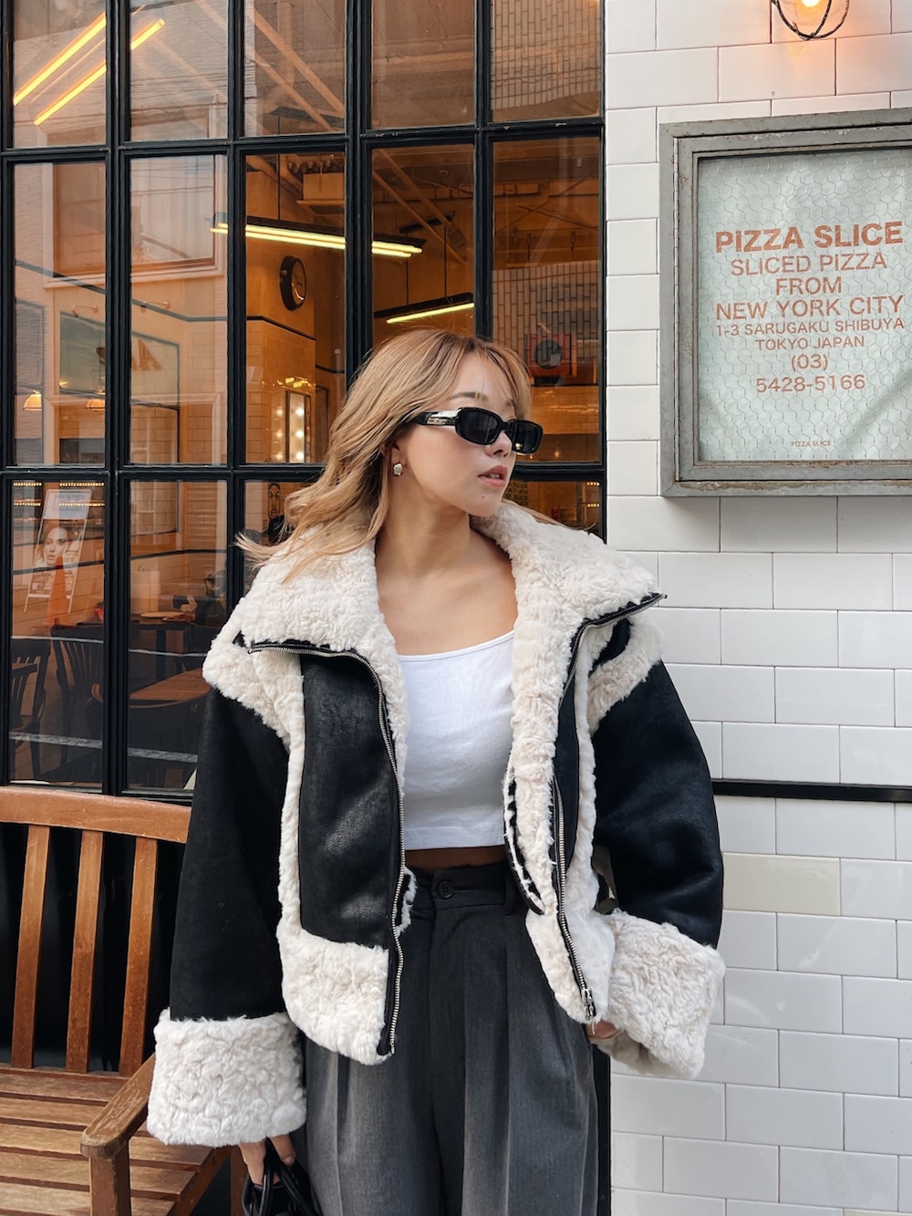「コート、ムートン、ムートンジャケット、ブルゾン、アウター、fashion、ファー、ショート丈、冬コーデ、グレー、タックパンツ、厚底シューズ、EVRIS 、ブーツ、韓国ファッション」｜「EVRISのタックワイドパンツ【セットアップ着用可能】（その他パンツ、グレー系）」を使った、Rionaさん（レディース・159cm）の秋コーディネートの4枚目の写真