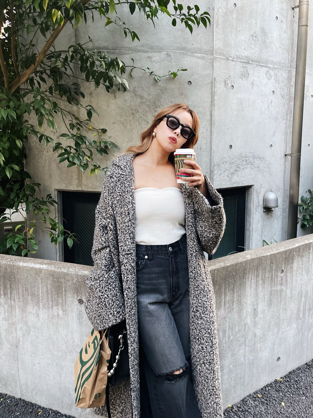 「ロングコート、コート、デニム、ダメージデニムパンツ、ブラックコーデ、ブラックデニム、モノトーン、ワントーンコーデ、EVRIS 、サングラス、厚底シューズ、ブーツ、韓国ファッション、きれいめカジュアル、大人女子」｜「EVRISのダメージワイドデニムパンツ（デニムパンツ、ブラック系）」を使った、Rionaさん（レディース・159cm）の冬コーディネートの4枚目の写真