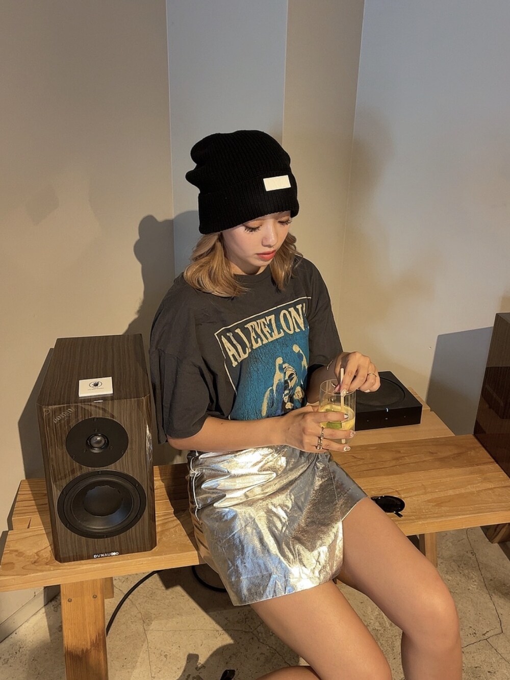 「EVRIS 、atmospink、ビーニー、ニット帽、古着MIX、古着コーデ、ロックT、シルバー、メタリック、ミニスカート、カラー×コーデ、韓国ファッション、トレンド、秋先取りコーデ、秋コーデ」｜「EVRISのバックルデザインラップミニスカート（スカート、シルバー系）」を使った、Rionaさん（レディース・159cm）の秋コーディネートの2枚目の写真