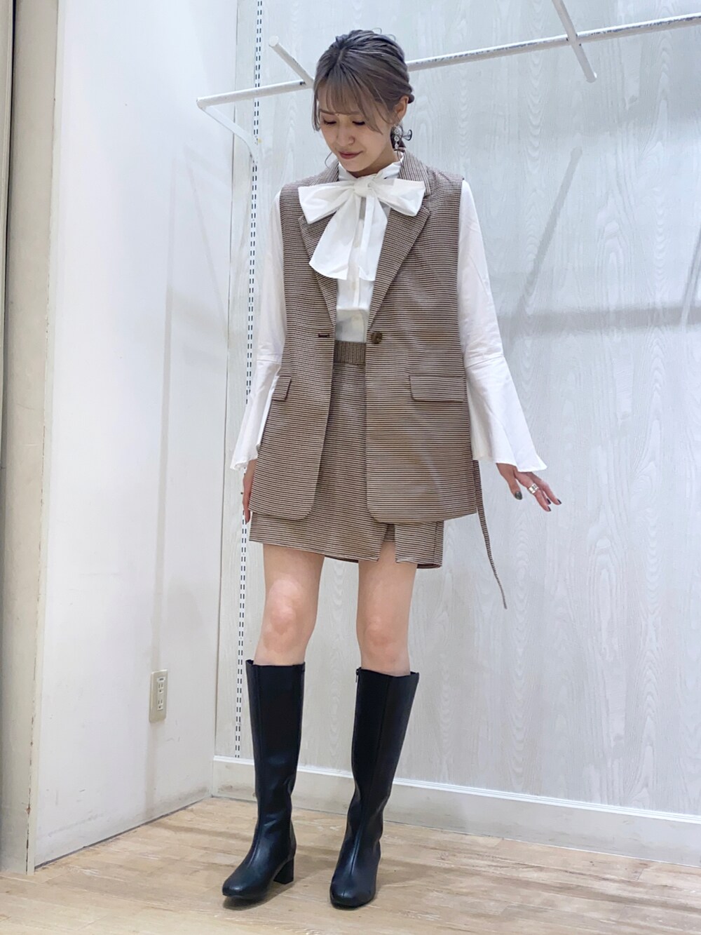 「今日のコーデ、おしゃれさんと繋がりたい、ootd、ジレ、フレンチガーリー、大人ガーリー、earth music&ecology、秋、オトナカワイイ、高身長女子、ロングブーツ」｜「earth music&ecologyのスカパン（その他パンツ、その他）」を使った、chio¨̮⑅さん（レディース・167cm）の秋コーディネートの2枚目の写真