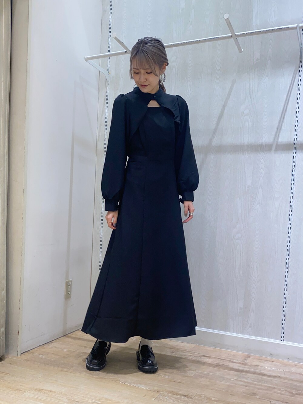 その他のベスト、ブラック系のワンピースを着用したレディースの秋コーディネートの3枚目の写真