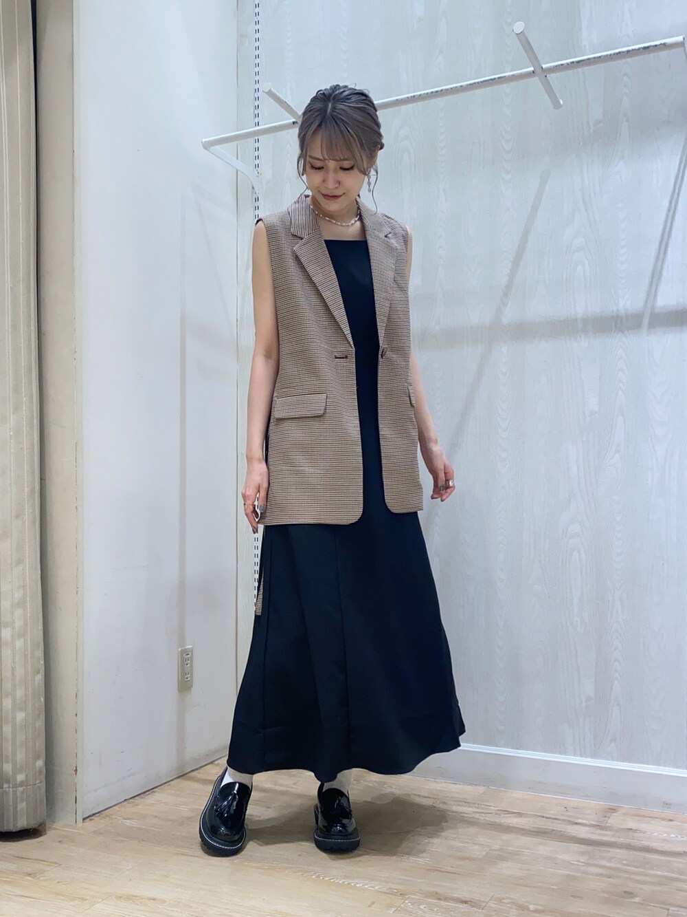 その他のベスト、ブラック系のワンピースを着用したレディースの秋コーディネートの2枚目の写真