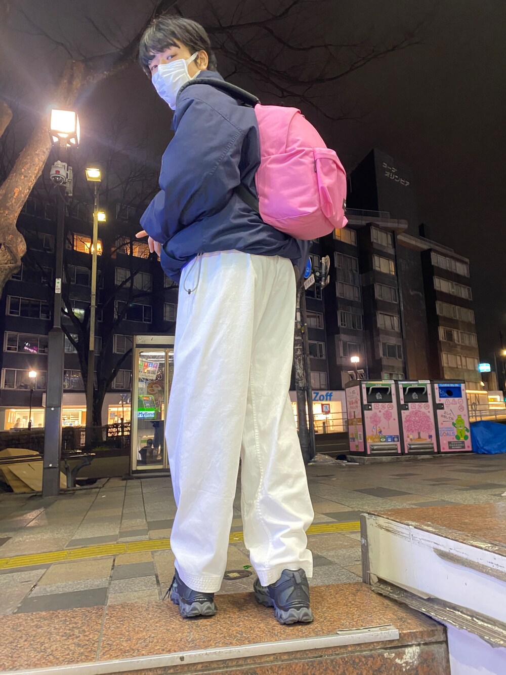 ピンク系のバックパック/リュック、ブルー系のバックパック/リュック、ブルー系のナイロンジャケットを着用したメンズの春コーディネートの2枚目の写真