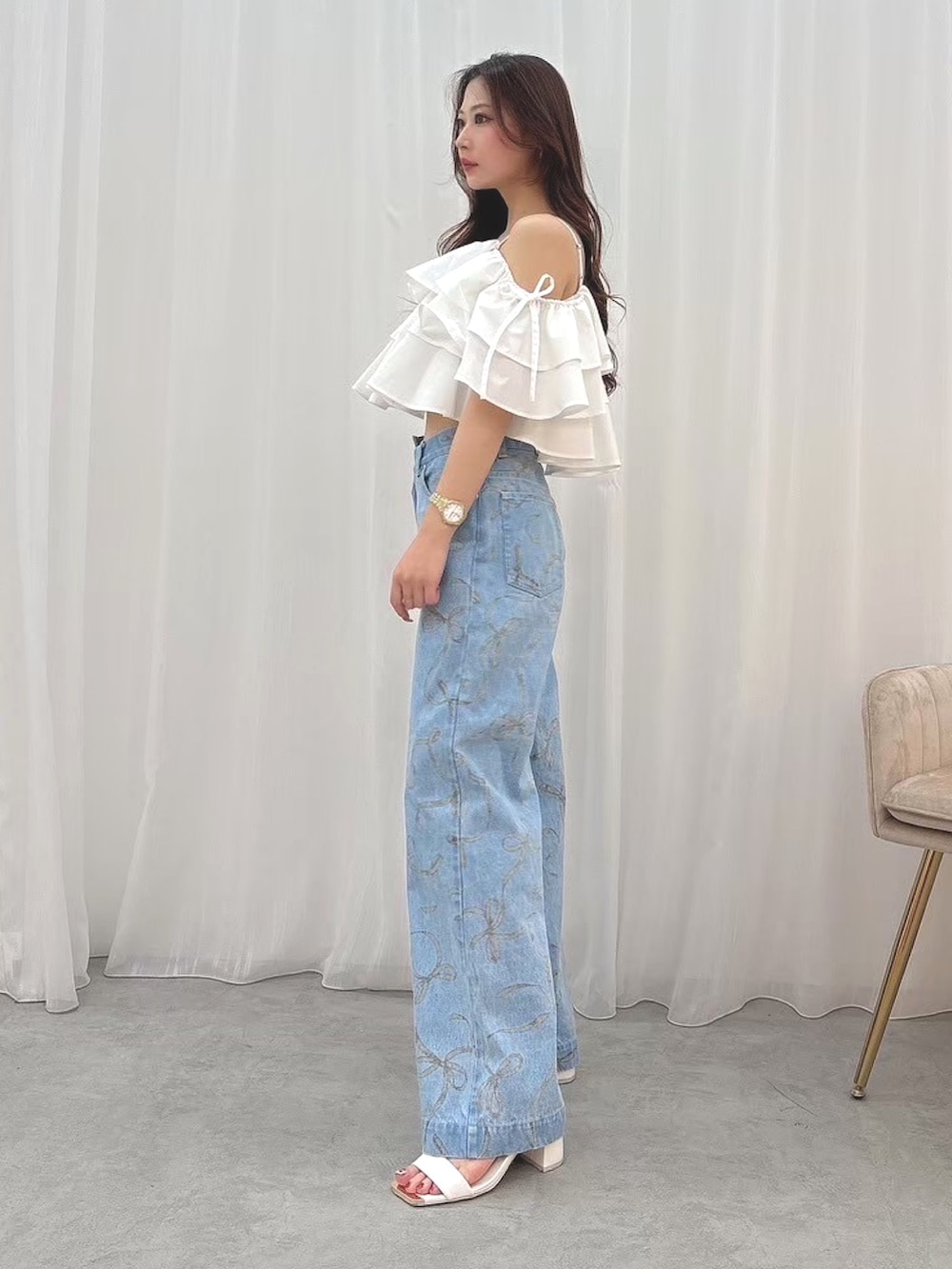 「MERCURYDUOのオフショルフリルブラウス（シャツ/ブラウス、ホワイト系）」を使った、mikaさん（レディース・155cm）の夏コーディネートの6枚目の写真