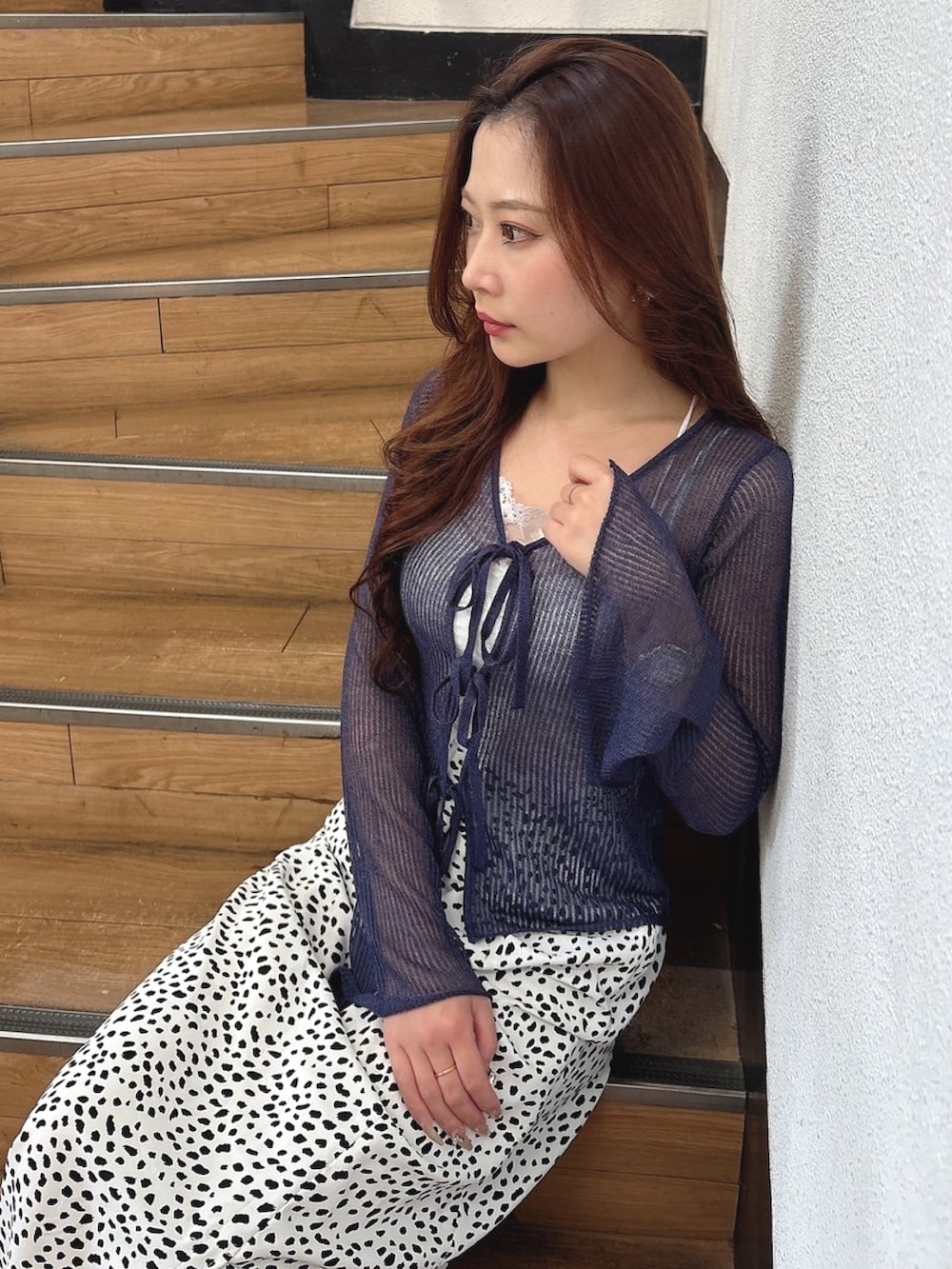 「MERCURYDUOのアシメタックナロースカート（スカート、ホワイト系）」を使った、mikaさん（レディース・155cm）の春コーディネートの2枚目の写真