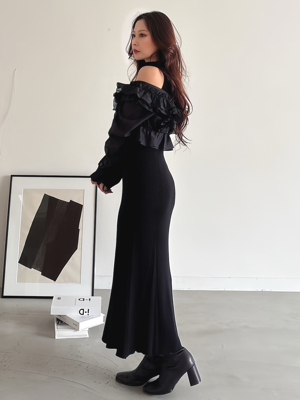 ブラウン系のその他アウター、ブラック系のワンピースを着用したレディースの秋コーディネートの3枚目の写真