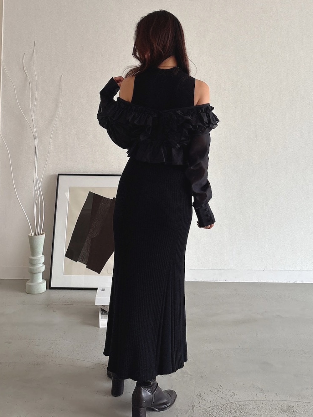 ブラウン系のその他アウター、ブラック系のワンピースを着用したレディースの秋コーディネートの4枚目の写真