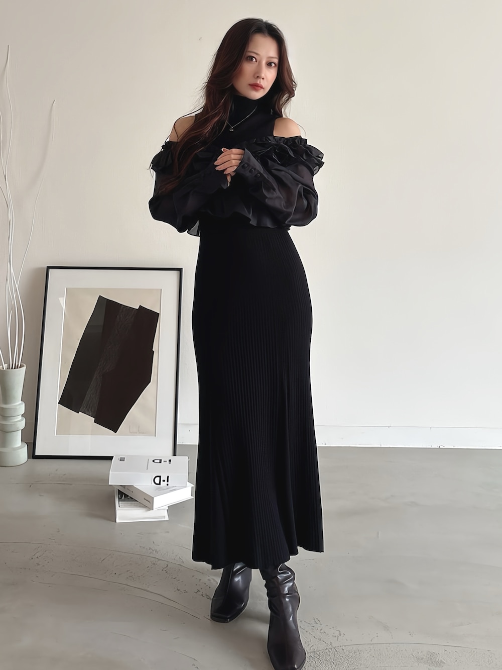 ブラウン系のその他アウター、ブラック系のワンピースを着用したレディースの秋コーディネートの2枚目の写真