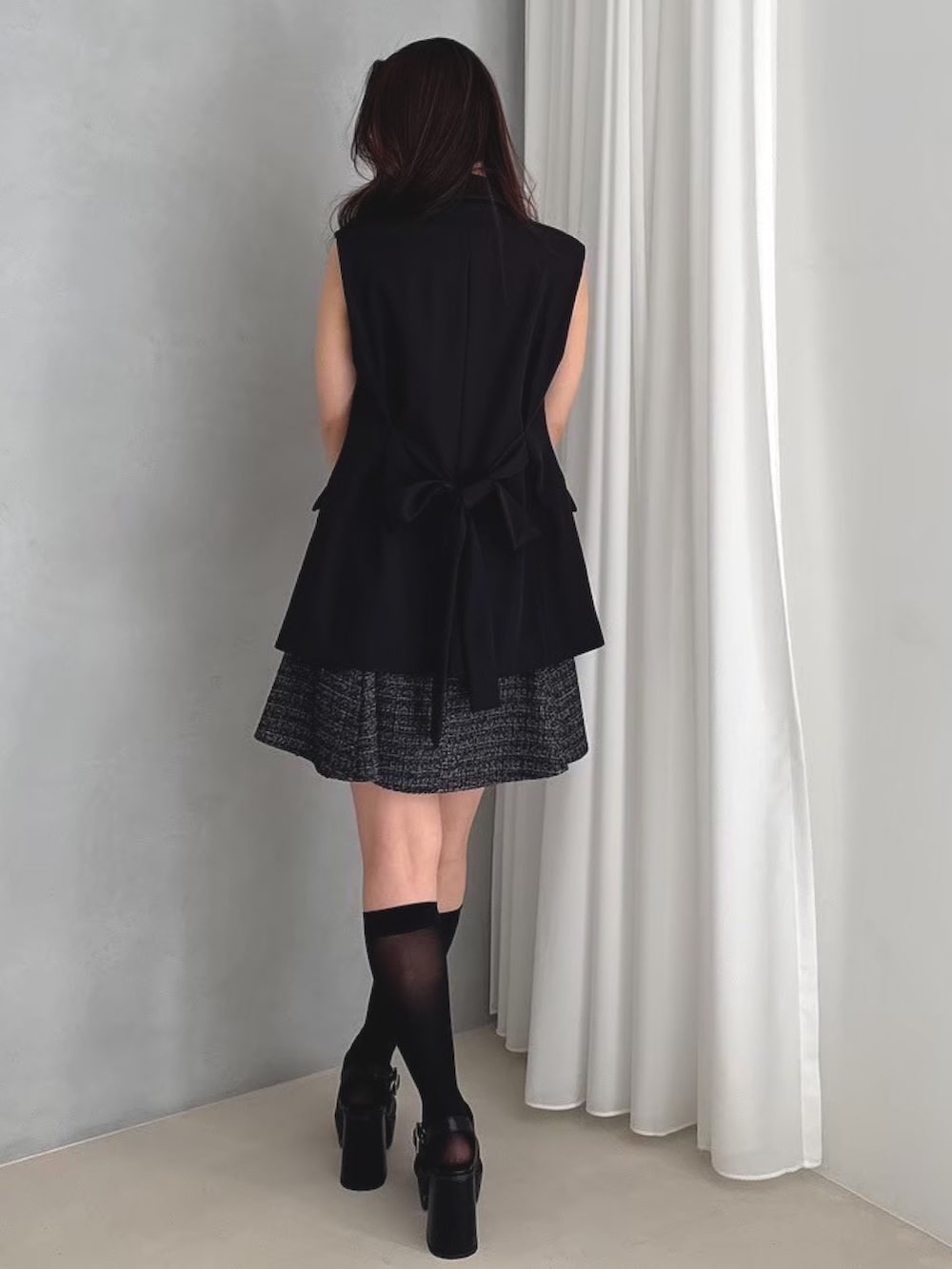 「MERCURYDUOのバックリボンジレ（ベスト、ブラック系）」を使った、mikaさん（レディース・155cm）の春コーディネートの5枚目の写真