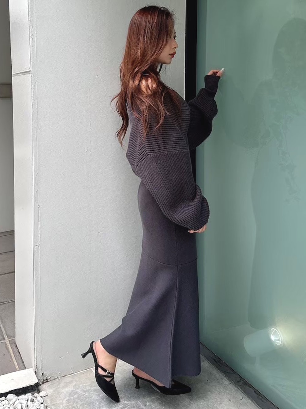 「MERCURYDUOのチェーンボレロセットニットマーメイドワンピース（ワンピース、グレー系）」を使った、mikaさん（レディース・155cm）の秋コーディネートの3枚目の写真