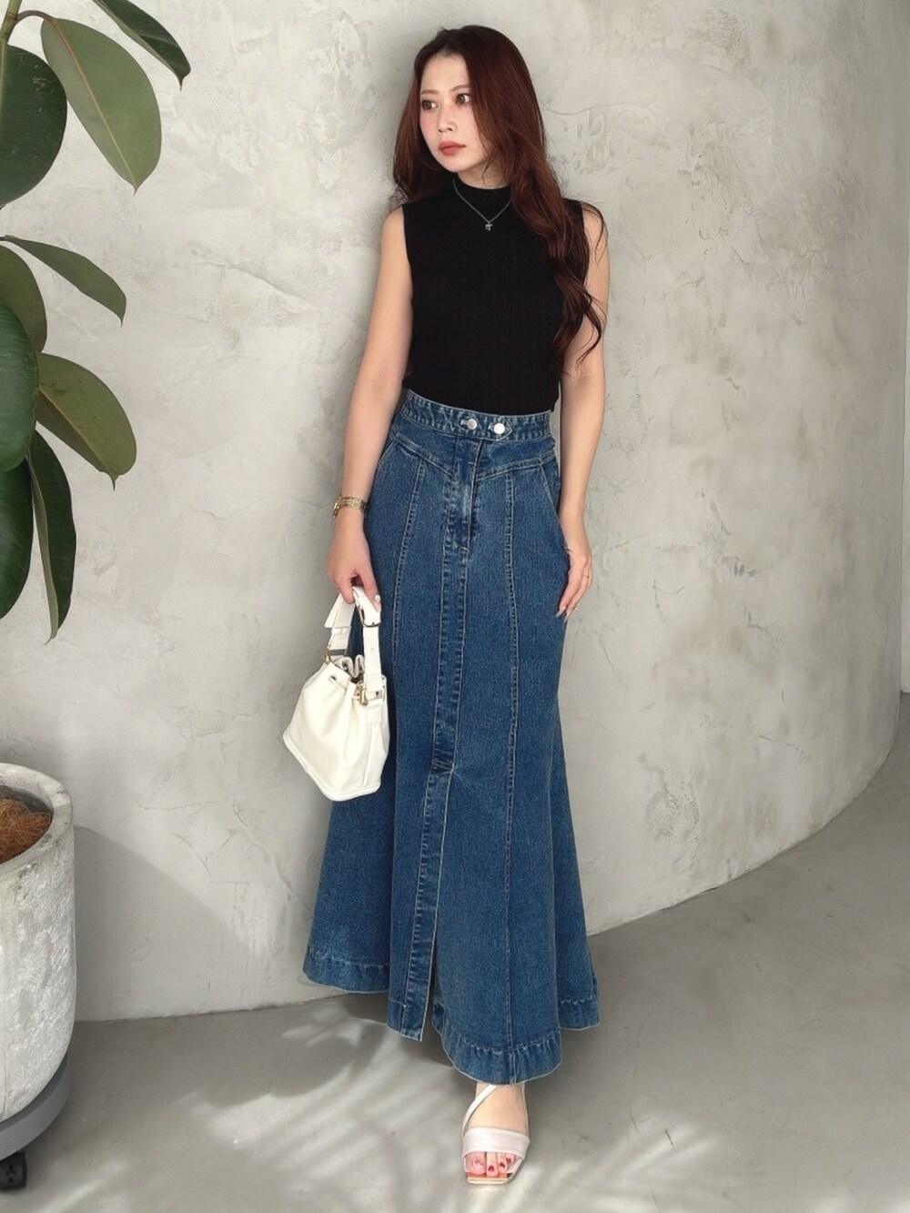 「MERCURYDUOのステッチワークデニムマーメイドスカート（スカート、ブルー系）」を使った、mikaさん（レディース・155cm）の春コーディネートの2枚目の写真