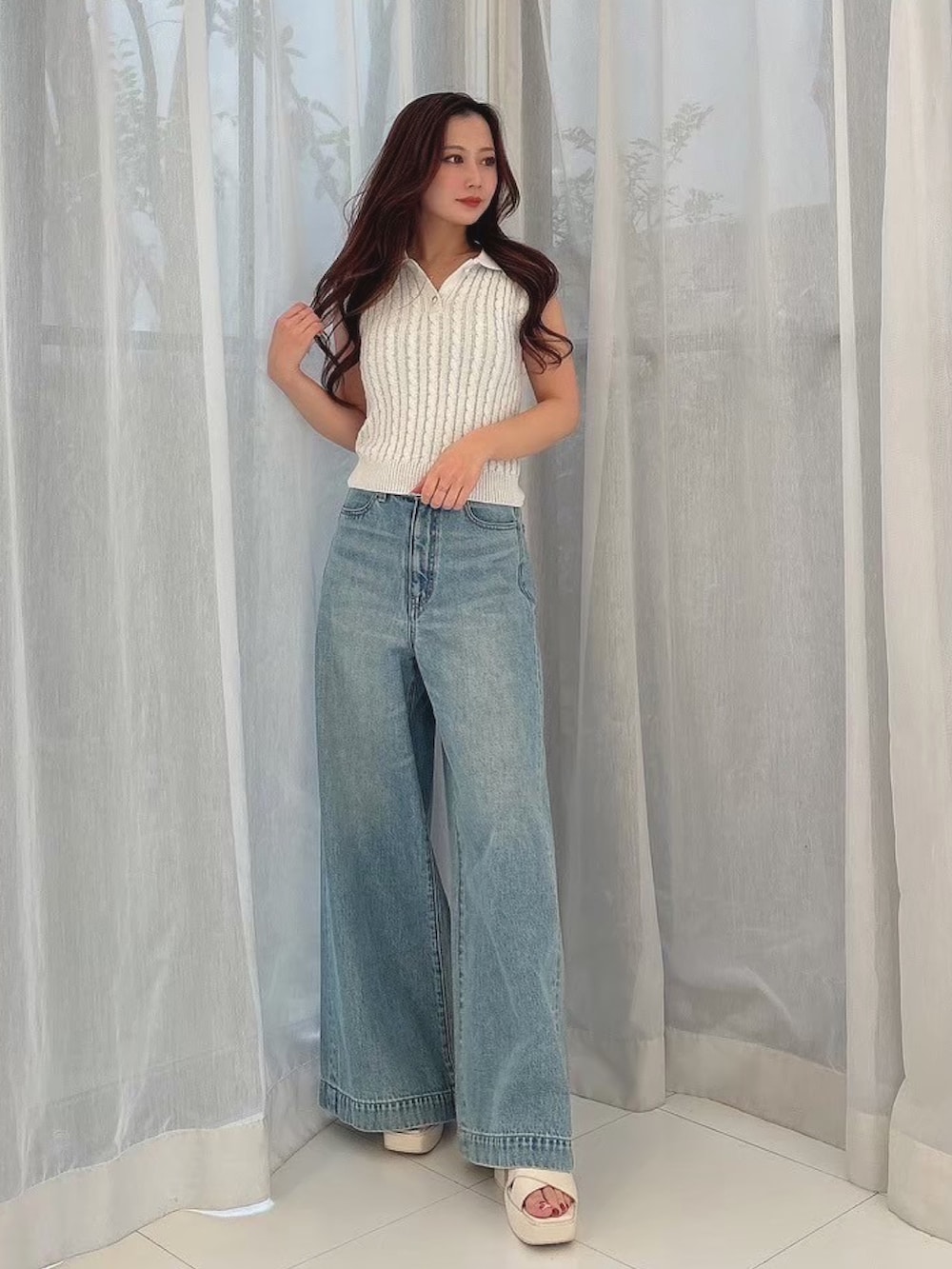 「MERCURYDUOのフレアフルレングスデニム（デニムパンツ、ブルー系）」を使った、mikaさん（レディース・155cm）の春コーディネートの2枚目の写真