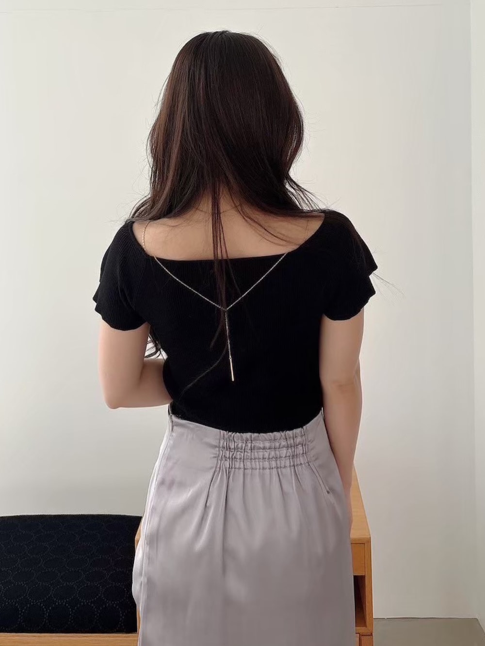 「MERCURYDUOのチェーン付きオフショルニット（ニット/セーター、ブラック系）」を使った、mikaさん（レディース・155cm）の夏コーディネートの4枚目の写真