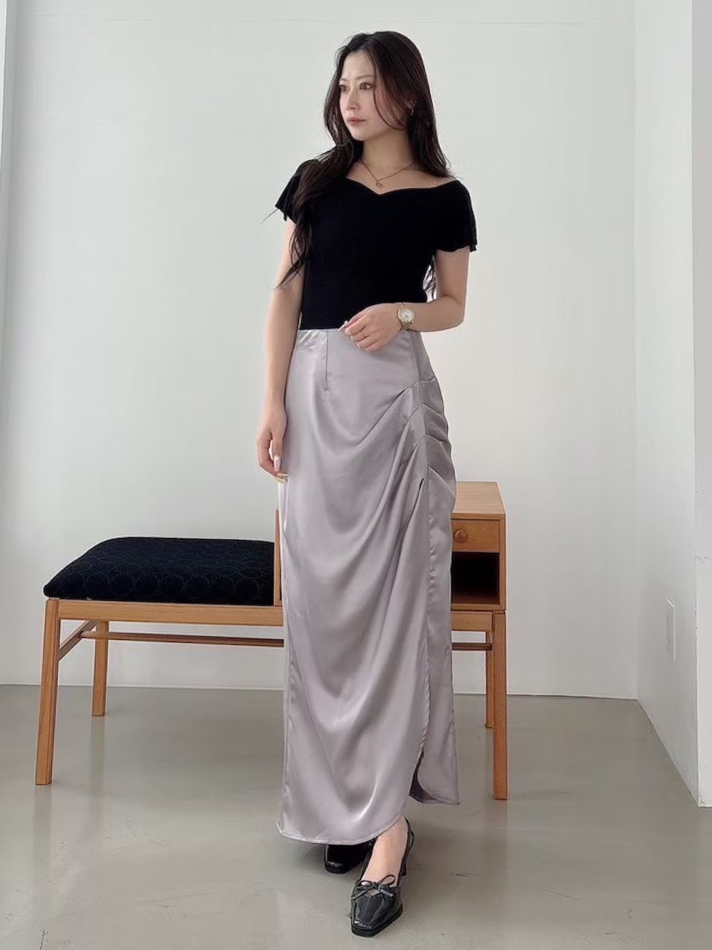 「MERCURYDUOのチェーン付きオフショルニット（ニット/セーター、ブラック系）」を使った、mikaさん（レディース・155cm）の夏コーディネートの2枚目の写真