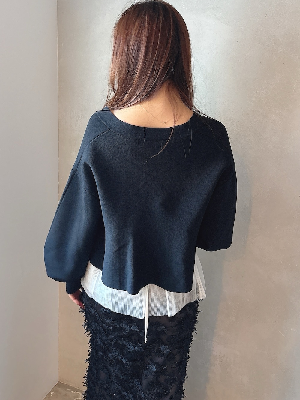 「OUNNOUNの【OUNNOUN】モチーフレースチュールタイトスカート（スカート、ブラック系）」を使った、mikaさん（レディース・155cm）の冬コーディネートの5枚目の写真
