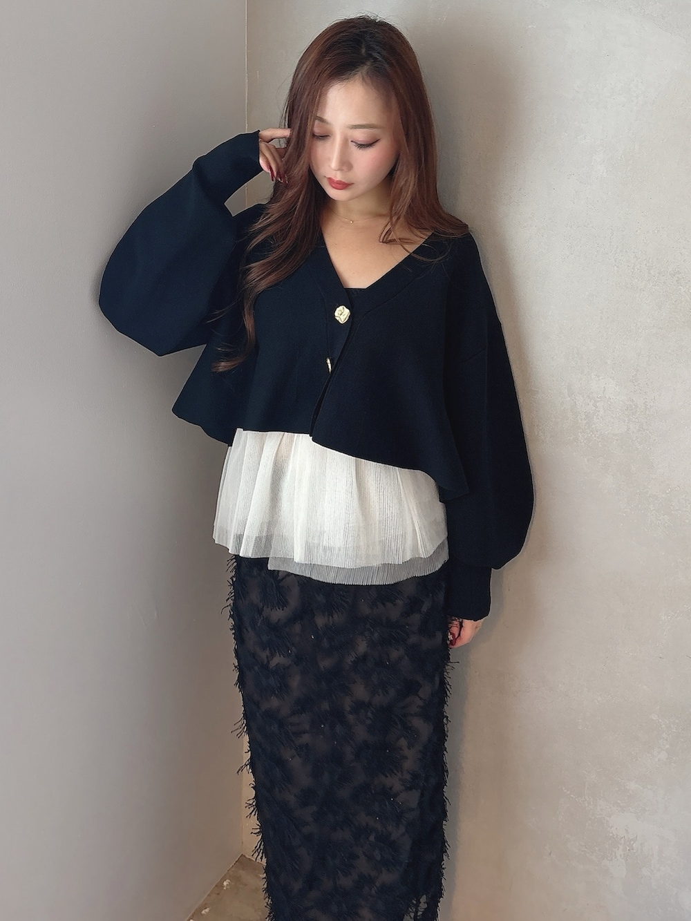「OUNNOUNの【OUNNOUN】モチーフレースチュールタイトスカート（スカート、ブラック系）」を使った、mikaさん（レディース・155cm）の冬コーディネートの3枚目の写真