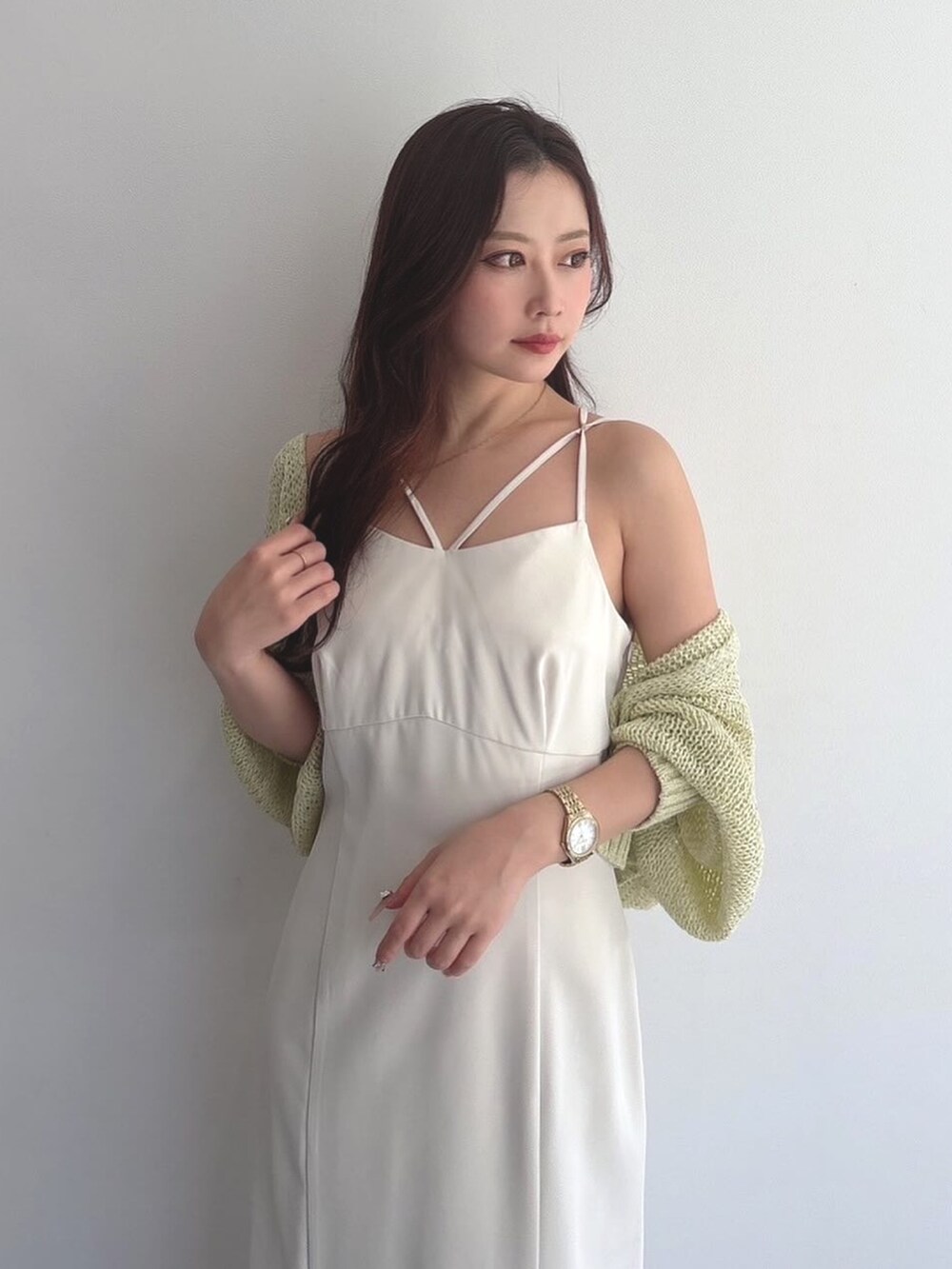 「MERCURYDUOのIラインキャミワンピース（ワンピース、ホワイト系）」を使った、mikaさん（レディース・155cm）の春コーディネートの3枚目の写真