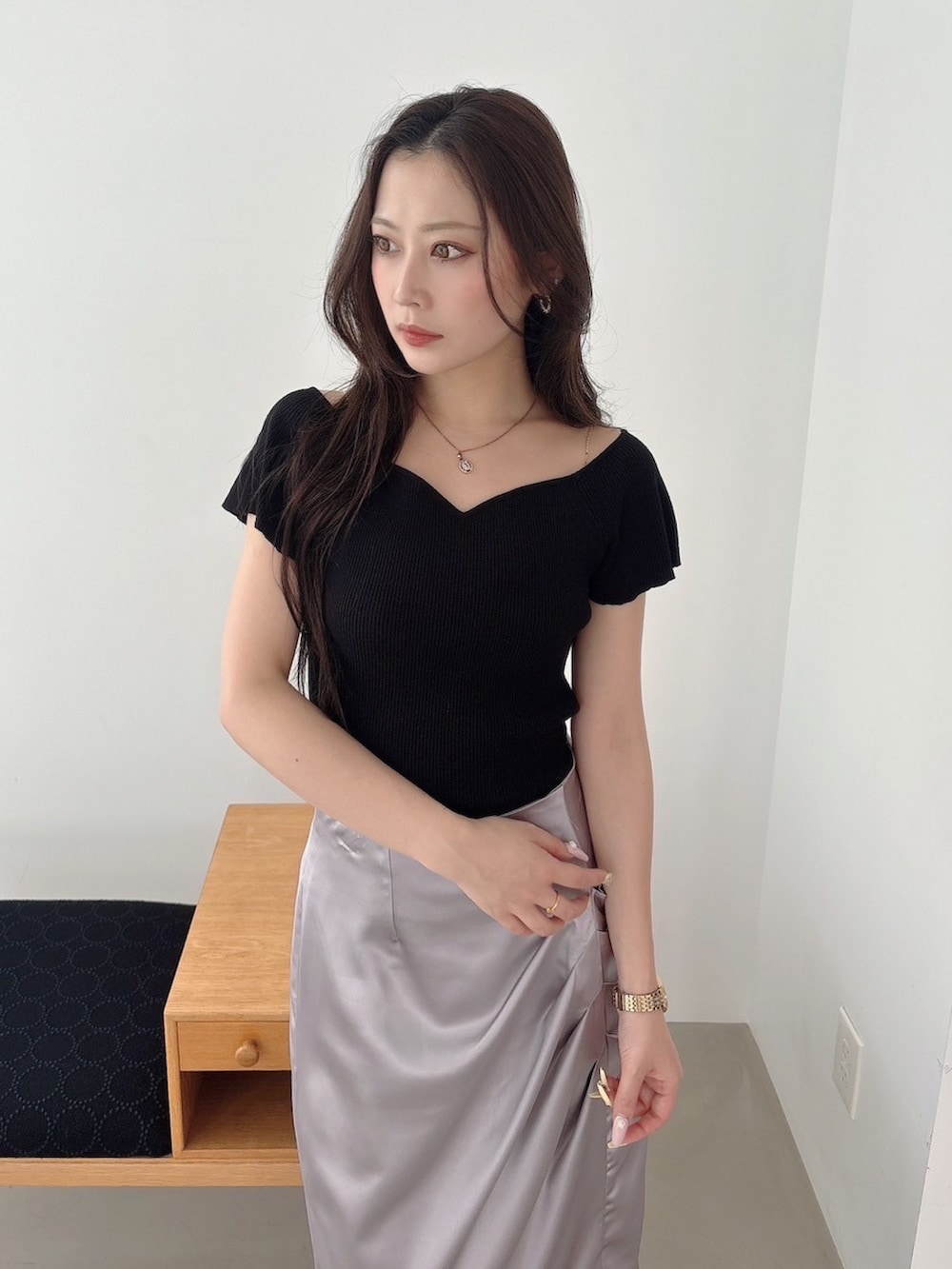 「MERCURYDUOのチェーン付きオフショルニット（ニット/セーター、ブラック系）」を使った、mikaさん（レディース・155cm）の夏コーディネートの3枚目の写真