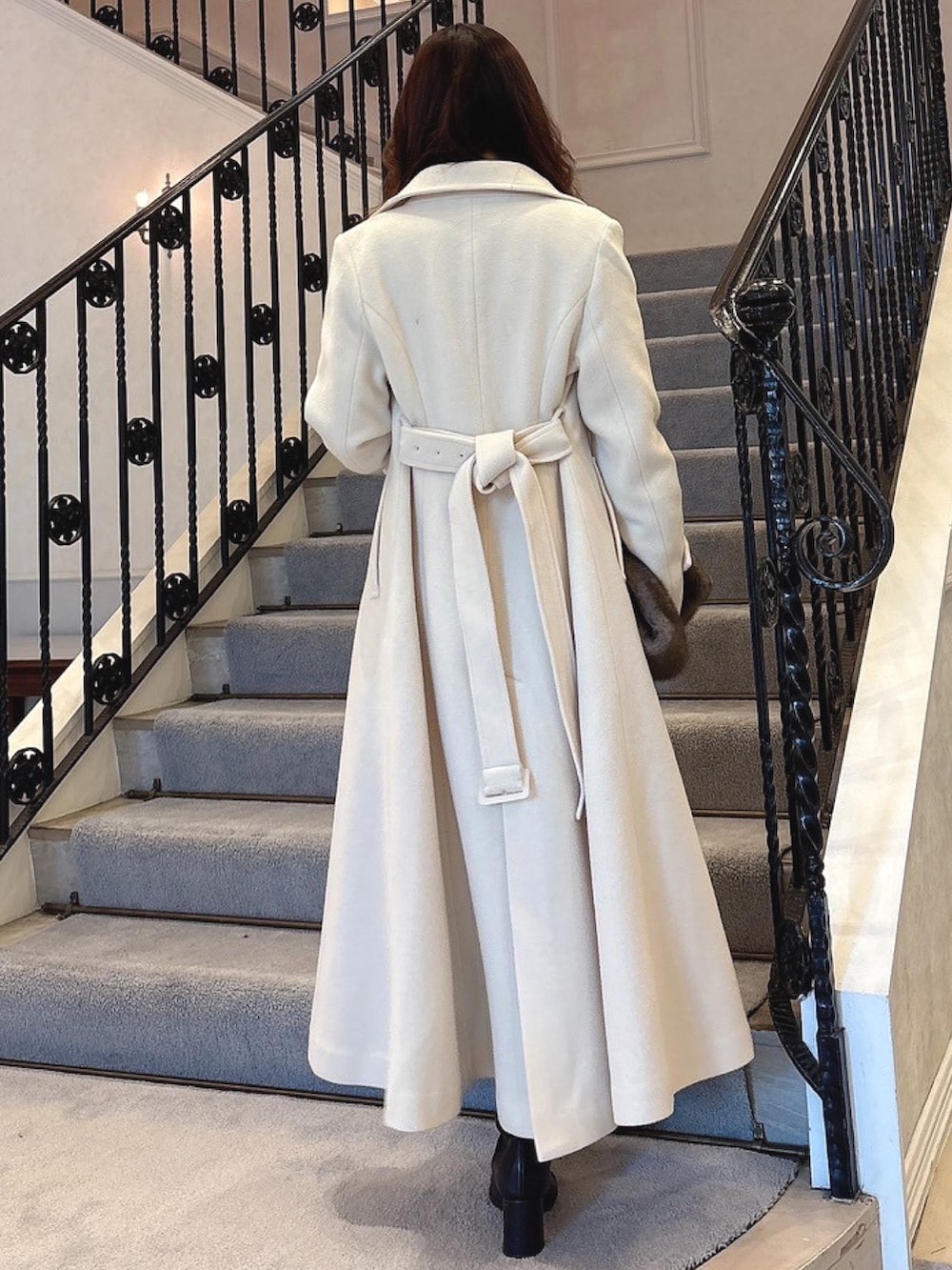 ホワイト系のその他アウター、ホワイト系のワンピースを着用したレディースの秋コーディネートの3枚目の写真