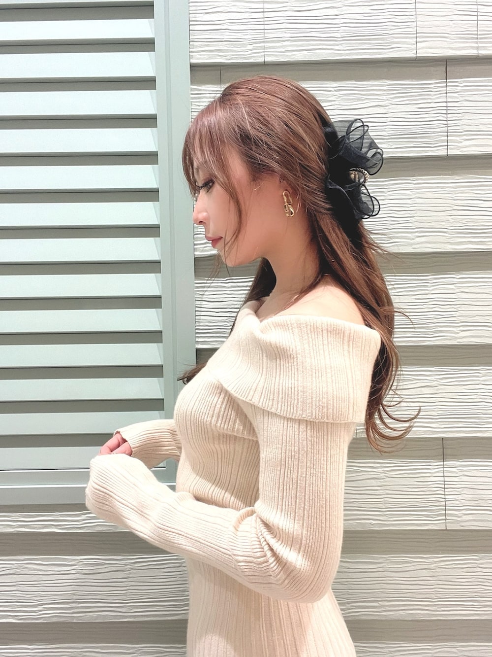 ホワイト系のワンピース、ベージュ系のパンプス、ブラック系のベルトを着用したレディースの冬コーディネートの3枚目の写真