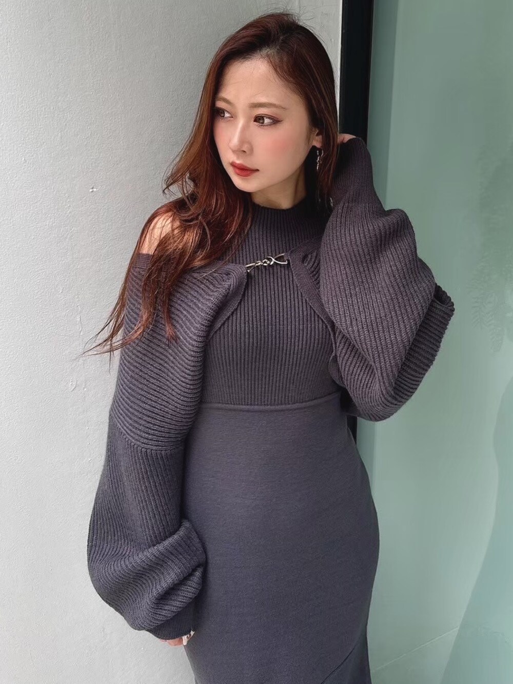 「MERCURYDUOのチェーンボレロセットニットマーメイドワンピース（ワンピース、グレー系）」を使った、mikaさん（レディース・155cm）の秋コーディネートの2枚目の写真