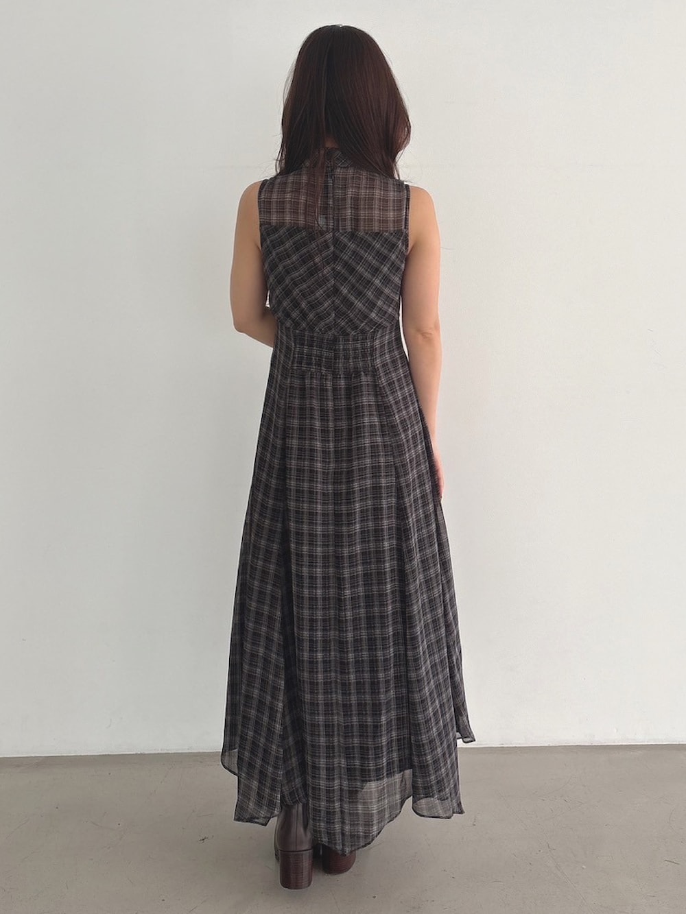 「MERCURYDUOのツイストネックワンピース（ワンピース、ブラック系）」を使った、mikaさん（レディース・155cm）の夏コーディネートの4枚目の写真