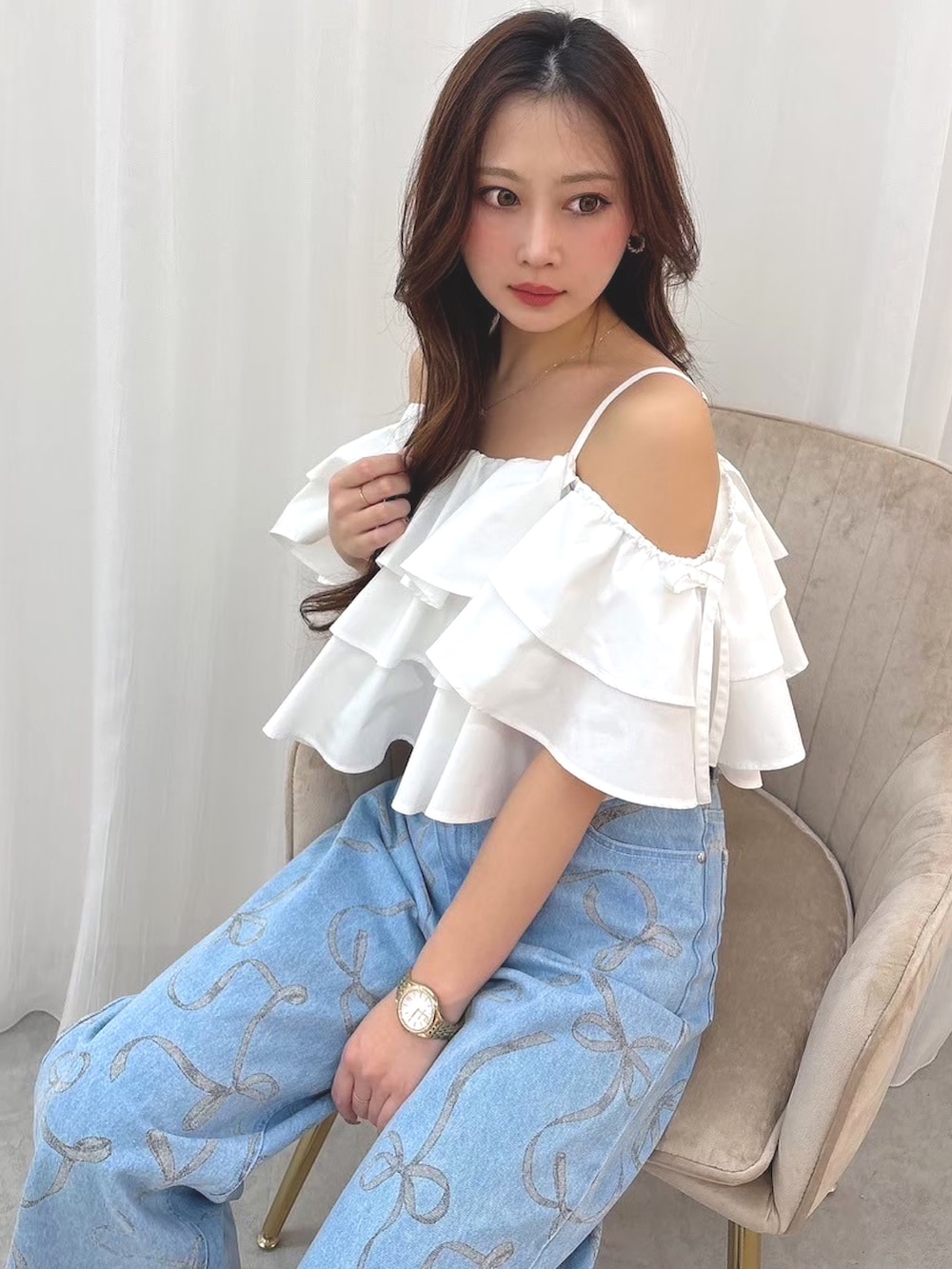 「MERCURYDUOのオフショルフリルブラウス（シャツ/ブラウス、ホワイト系）」を使った、mikaさん（レディース・155cm）の夏コーディネートの3枚目の写真