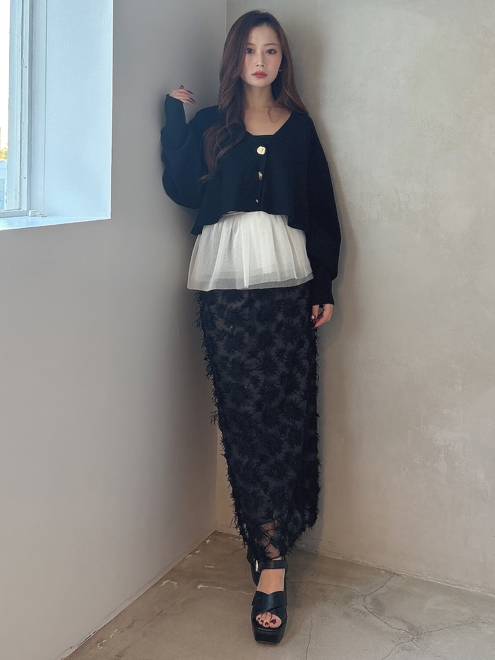 「OUNNOUNの【OUNNOUN】モチーフレースチュールタイトスカート（スカート、ブラック系）」を使った、mikaさん（レディース・155cm）の冬コーディネートの2枚目の写真