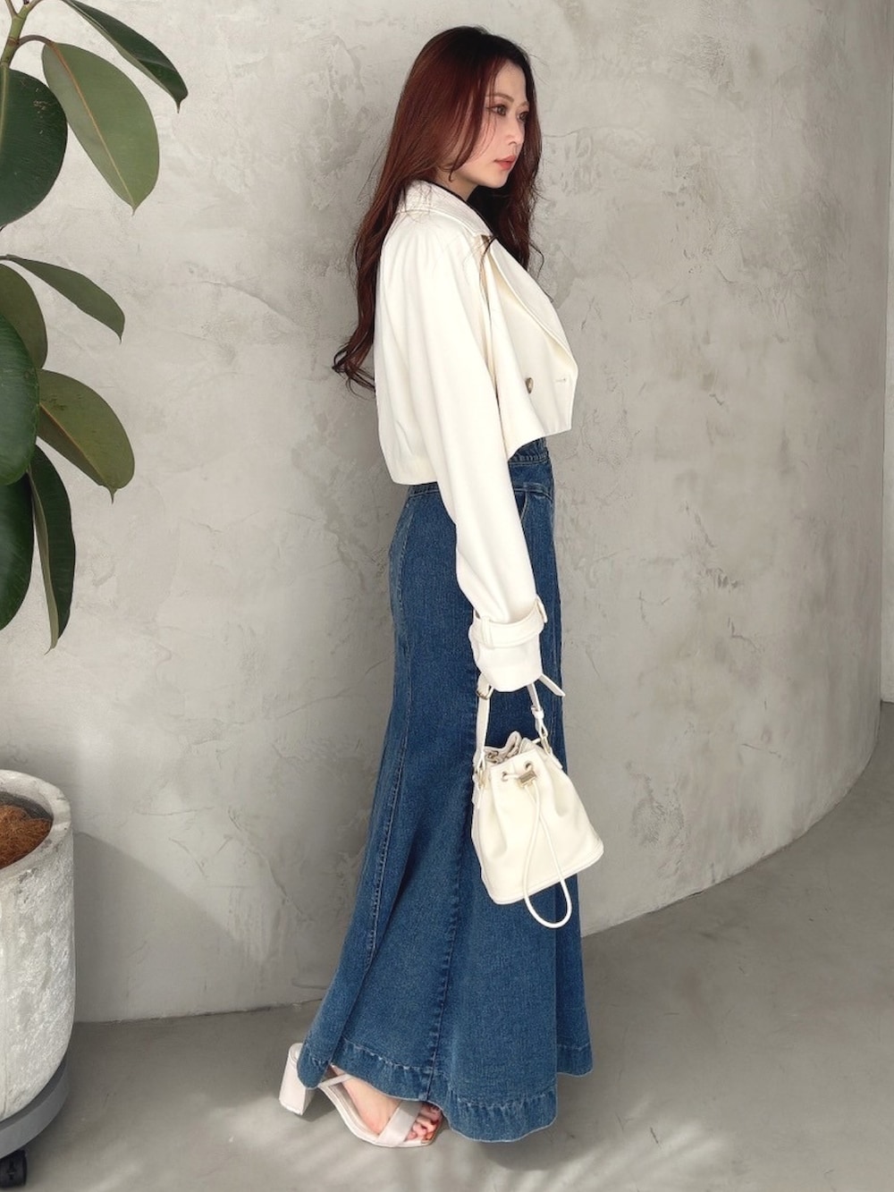 「MERCURYDUOのステッチワークデニムマーメイドスカート（スカート、ブルー系）」を使った、mikaさん（レディース・155cm）の春コーディネートの3枚目の写真