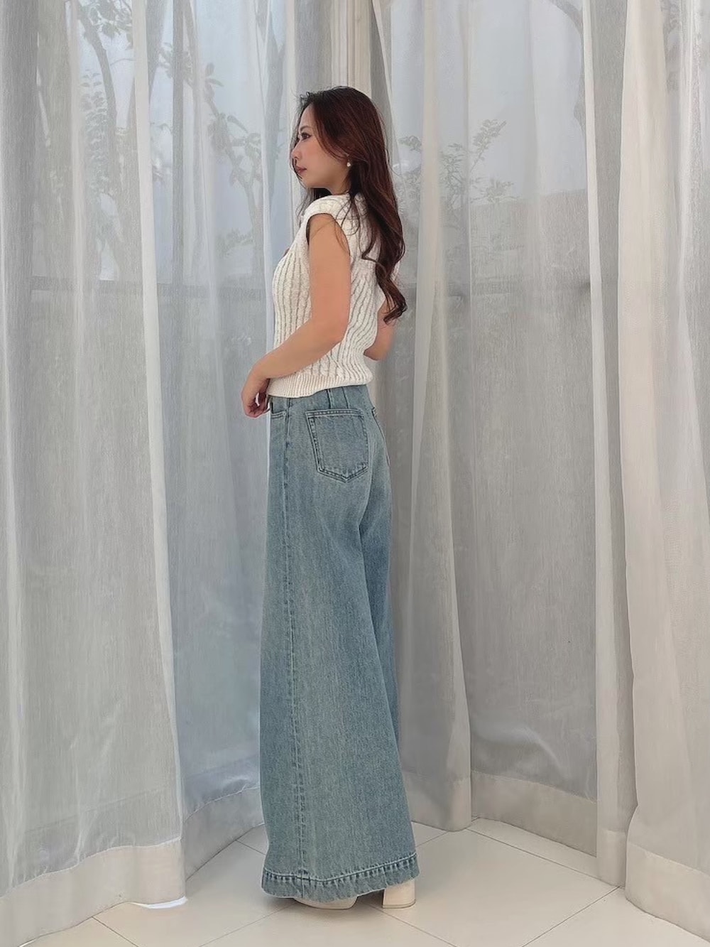 「MERCURYDUOのフレアフルレングスデニム（デニムパンツ、ブルー系）」を使った、mikaさん（レディース・155cm）の春コーディネートの4枚目の写真