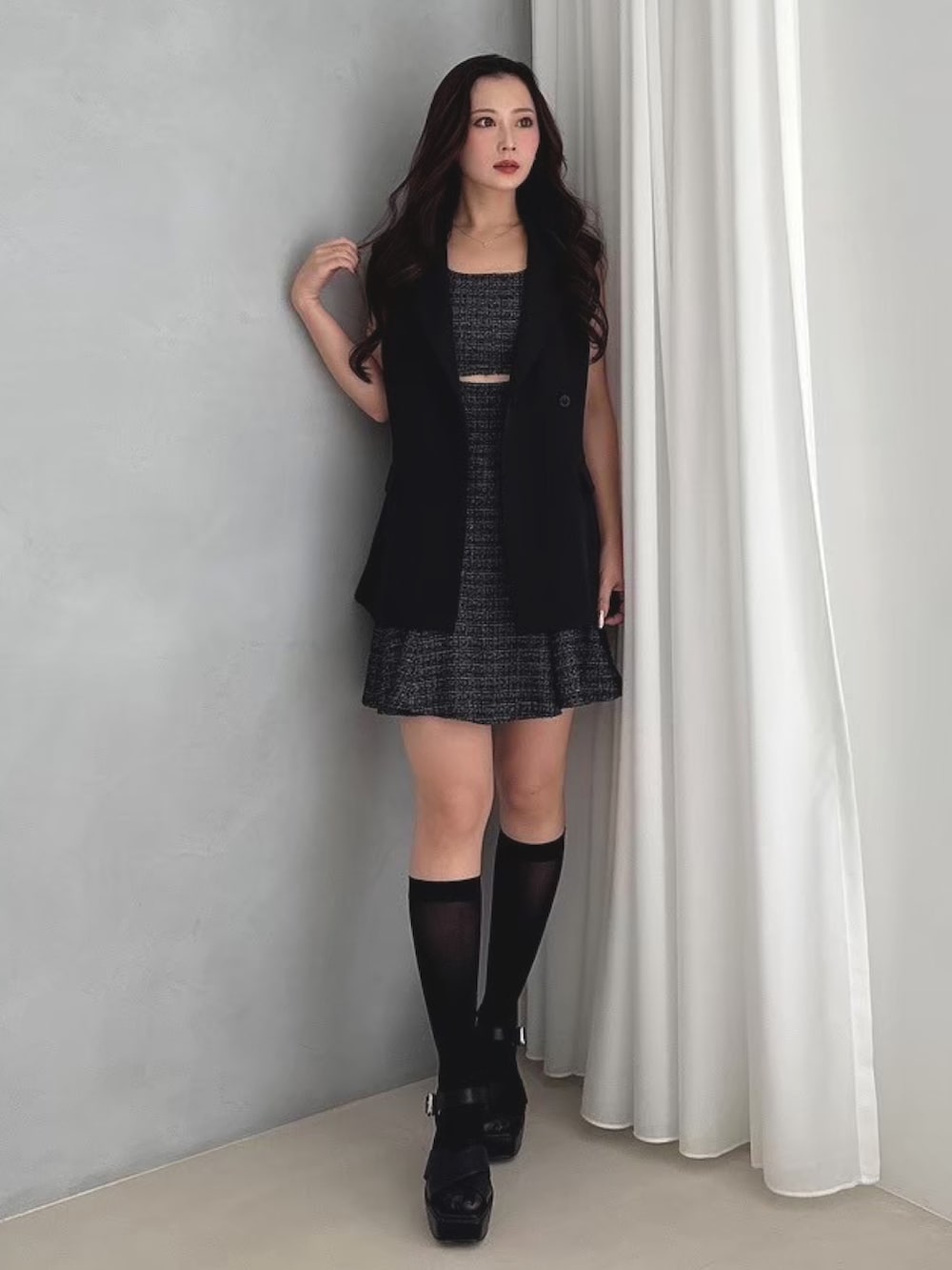 「MERCURYDUOのバックリボンジレ（ベスト、ブラック系）」を使った、mikaさん（レディース・155cm）の春コーディネートの2枚目の写真