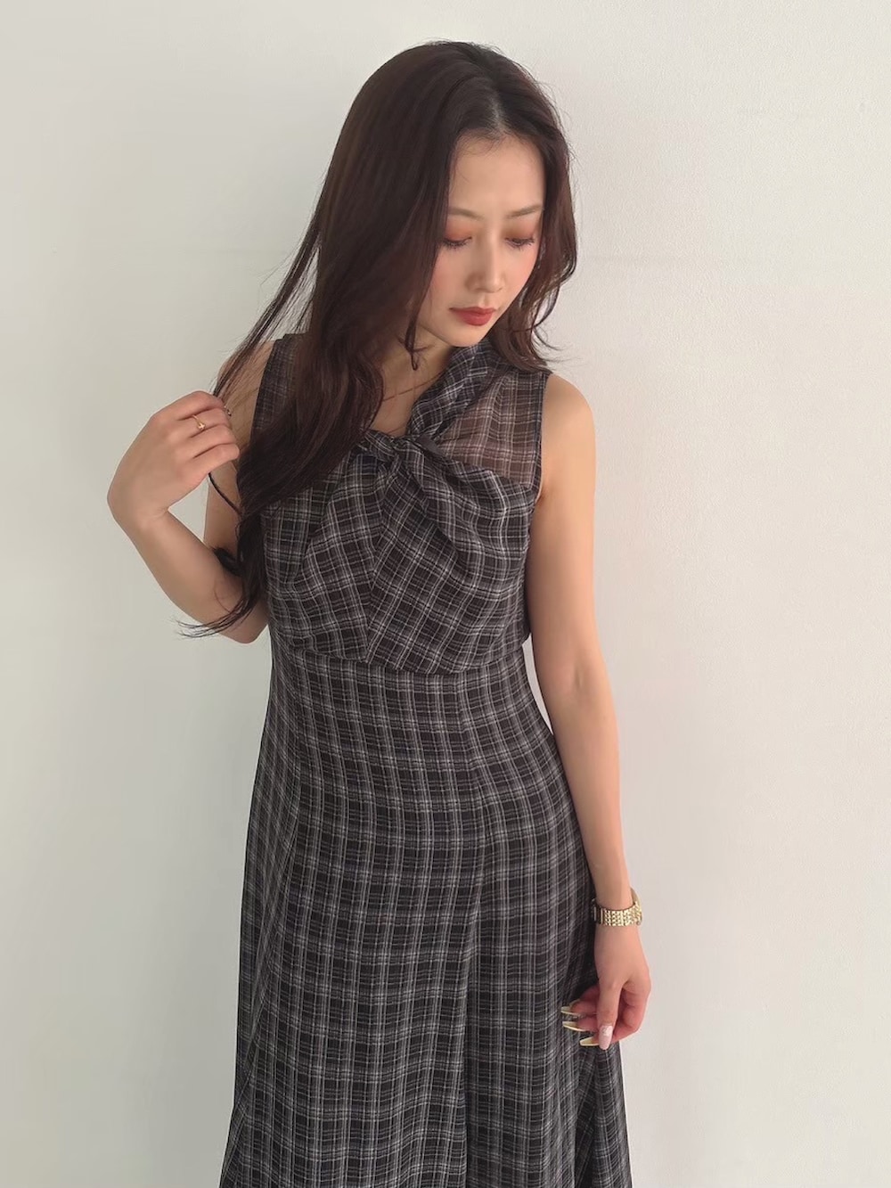 「MERCURYDUOのツイストネックワンピース（ワンピース、ブラック系）」を使った、mikaさん（レディース・155cm）の夏コーディネートの2枚目の写真