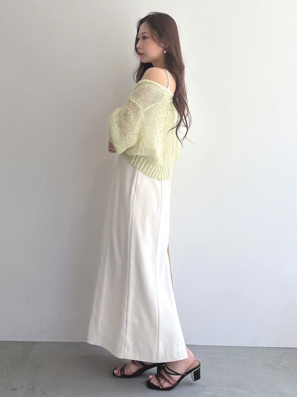 「MERCURYDUOのIラインキャミワンピース（ワンピース、ホワイト系）」を使った、mikaさん（レディース・155cm）の春コーディネートの2枚目の写真