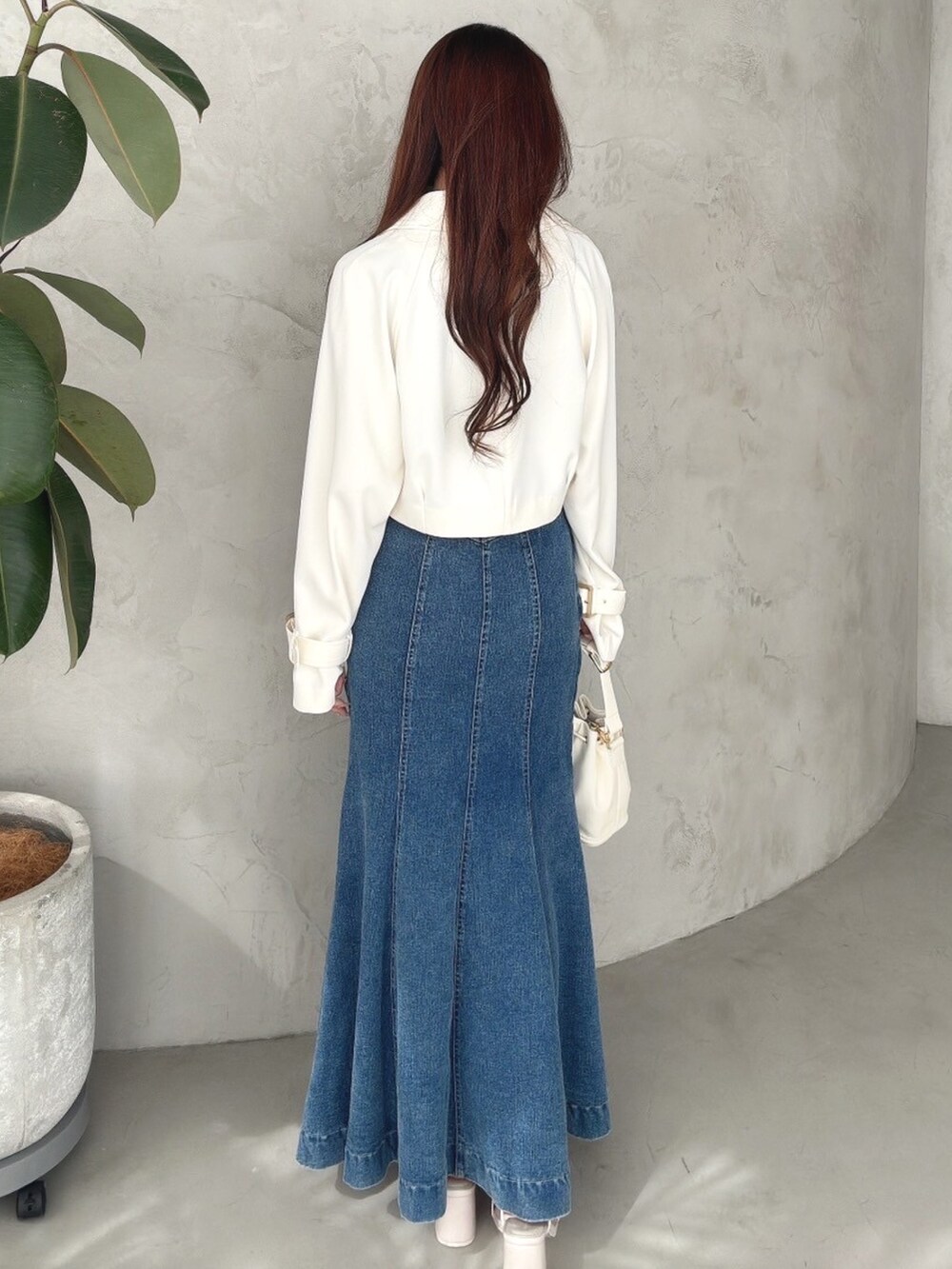 「MERCURYDUOのステッチワークデニムマーメイドスカート（スカート、ブルー系）」を使った、mikaさん（レディース・155cm）の春コーディネートの4枚目の写真