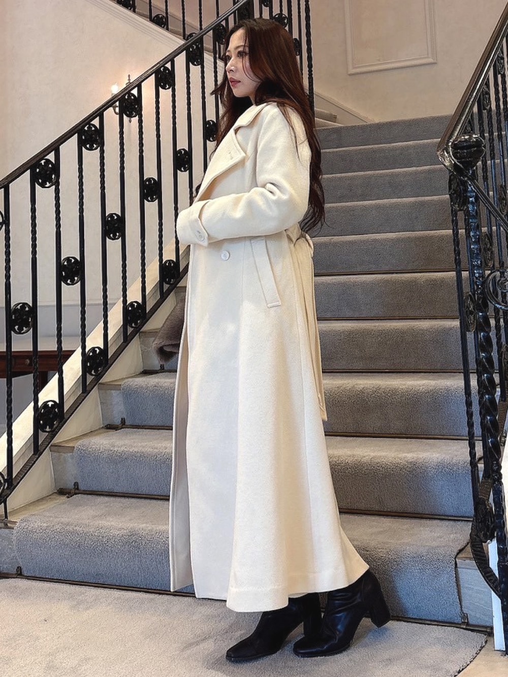 ホワイト系のその他アウター、ホワイト系のワンピースを着用したレディースの秋コーディネートの2枚目の写真