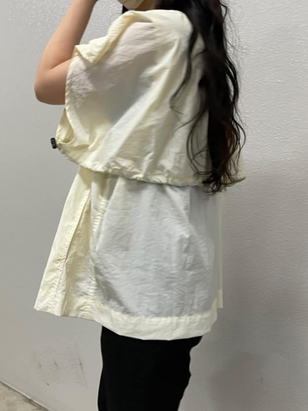 ブラック系のショルダーバッグ、ブラック系のサンダル、ホワイト系のTシャツ/カットソーを着用したレディースの夏コーディネートの2枚目の写真