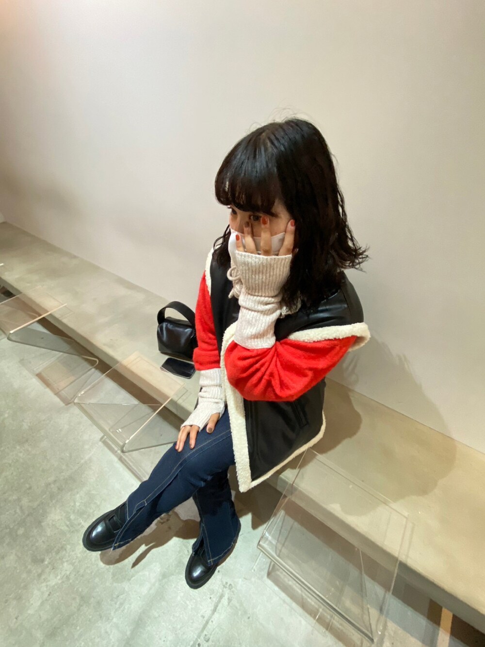 「休日コーデ、秋冬コーデ、オトナカジュアル、パンツコーデ、あったかコーデ、ootd、おしゃれさんと繋がりたい、カジュアルコーデ、ゆるニット、outfit、アームウォーマー、バラクラバ、ベストコーデ」｜「LOWRYS FARMのボアレザーリバーシブルベスト　122864（その他アウター、ブラック系）」を使った、yuriaaa03さん（レディース・160cm）の秋コーディネートの2枚目の写真