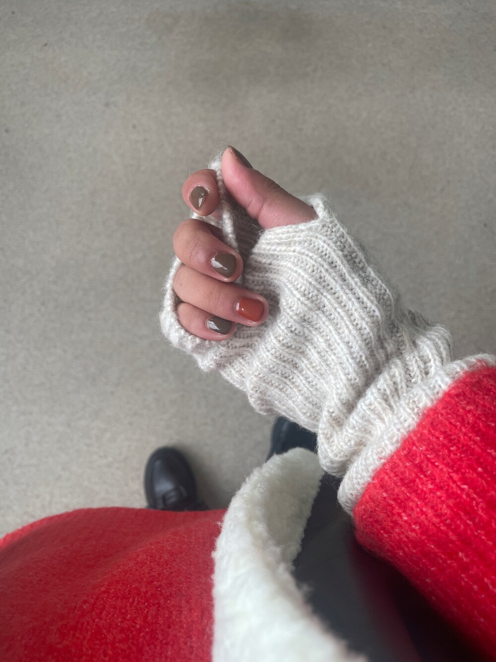 「休日コーデ、秋冬コーデ、オトナカジュアル、パンツコーデ、あったかコーデ、ootd、おしゃれさんと繋がりたい、カジュアルコーデ、ゆるニット、outfit、アームウォーマー、バラクラバ、ベストコーデ」｜「LOWRYS FARMのボアレザーリバーシブルベスト　122864（その他アウター、ブラック系）」を使った、yuriaaa03さん（レディース・160cm）の秋コーディネートの3枚目の写真