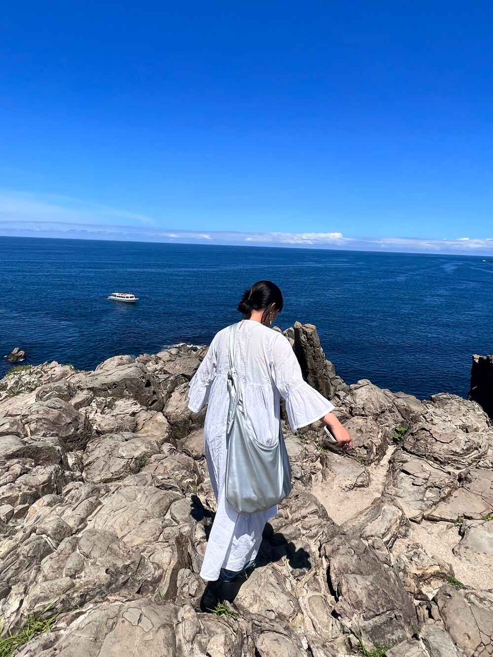 ホワイト系のワンピース/ドレス、ブルー系のデニムスカート、シルバー系のバッグを着用したレディースの夏コーディネートの3枚目の写真