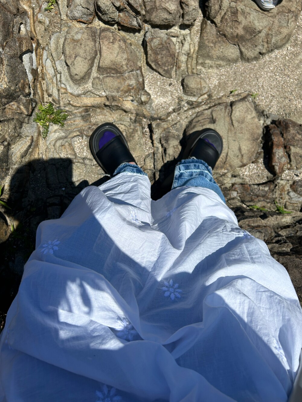 ホワイト系のワンピース/ドレス、ブルー系のデニムスカート、シルバー系のバッグを着用したレディースの夏コーディネートの4枚目の写真