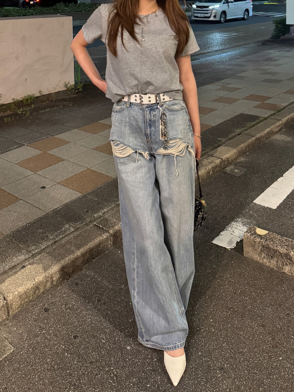 グレー系のTシャツ/カットソー、ブルー系のデニムパンツ、ホワイト系のパンプスを着用したレディースの夏コーディネートの2枚目の写真