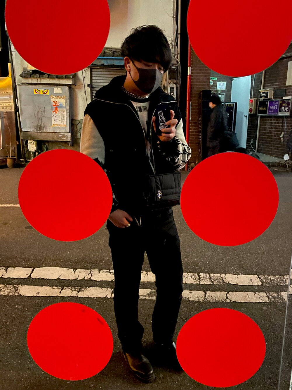 ブラック系のベスト、ホワイト系のニット/セーター、ブラック系のデニムパンツを着用したメンズの冬コーディネートの2枚目の写真