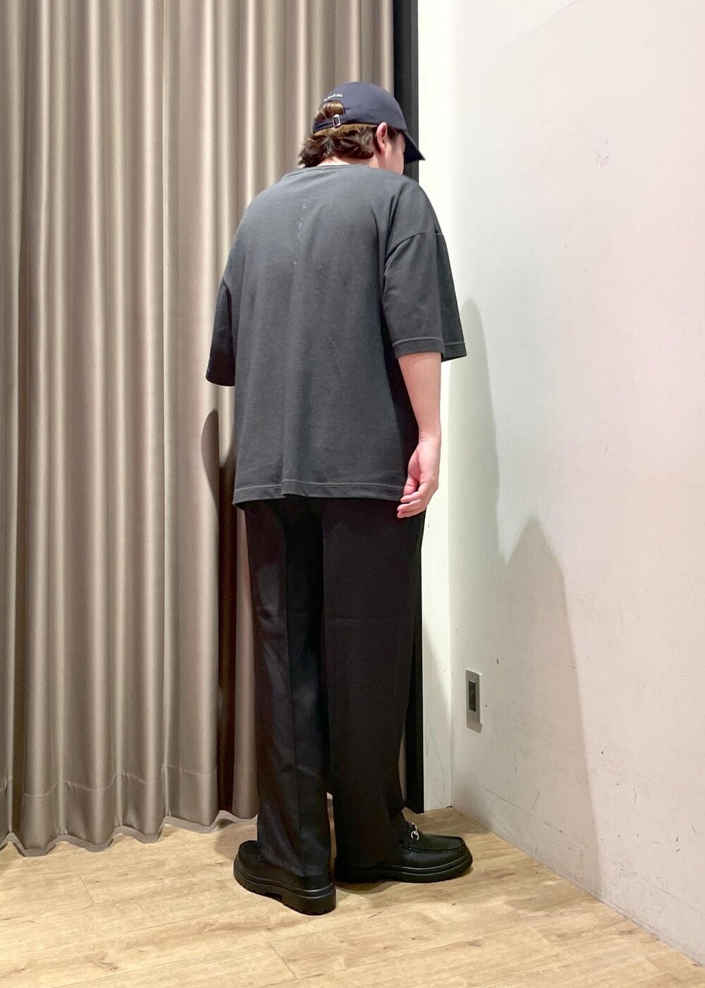 「Tシャツ、Tシャツコーデ、シンプル、ワイドパンツ、革靴、レザーシューズ、キャップ、オールブラック、ブラック、初夏コーデ、夏コーデ、旅行コーデ、スポーツミックス、ヴィンテージ、ストリート」｜「JUNREDのコマンドソールビットローファー（ローファー、ブラック系）」を使った、EIJIさん（メンズ・173cm）の夏コーディネートの4枚目の写真