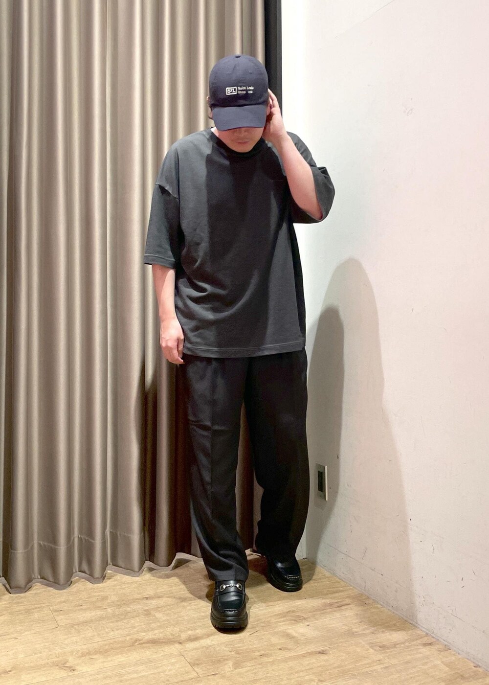 「Tシャツ、Tシャツコーデ、シンプル、ワイドパンツ、革靴、レザーシューズ、キャップ、オールブラック、ブラック、初夏コーデ、夏コーデ、旅行コーデ、スポーツミックス、ヴィンテージ、ストリート」｜「JUNREDのコマンドソールビットローファー（ローファー、ブラック系）」を使った、EIJIさん（メンズ・173cm）の夏コーディネートの2枚目の写真