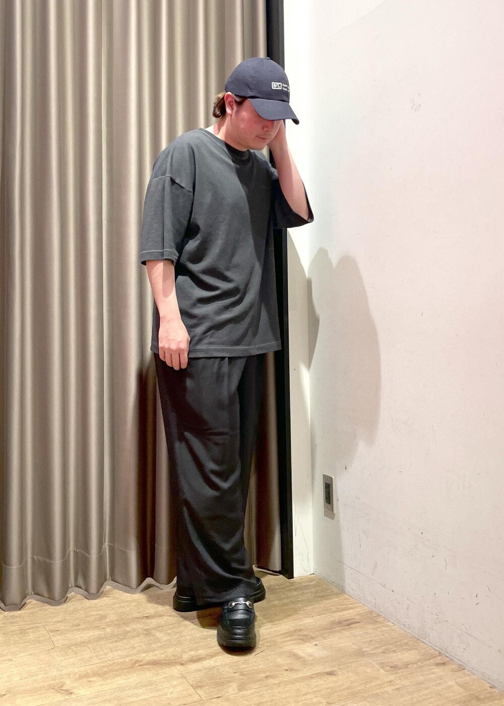 「Tシャツ、Tシャツコーデ、シンプル、ワイドパンツ、革靴、レザーシューズ、キャップ、オールブラック、ブラック、初夏コーデ、夏コーデ、旅行コーデ、スポーツミックス、ヴィンテージ、ストリート」｜「JUNREDのコマンドソールビットローファー（ローファー、ブラック系）」を使った、EIJIさん（メンズ・173cm）の夏コーディネートの5枚目の写真