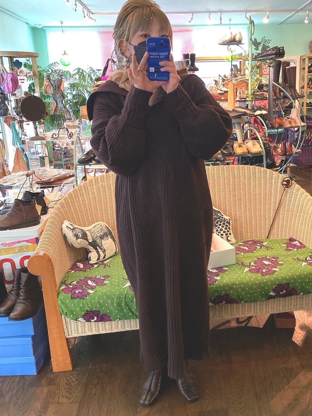 ブラウン系のブーツ、ブラウン系のワンピースを着用したレディースの冬コーディネートの2枚目の写真