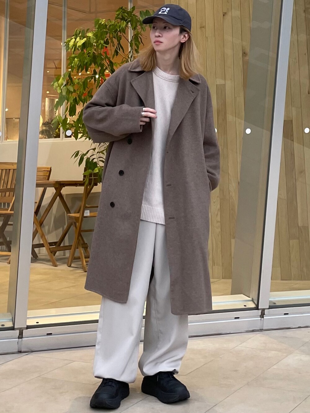 「Junred、シンプルコーデ、冬コーデ、ホワイトコーデ、ロングコート、ニット、カーゴパンツ、ベージュ、休日スタイル、あったかコーデ、クリスマスに着たい服、マイベストコーデ2021、紅白コーデ、私の推しブランド、おしゃれさんと繋がりたい」｜「JUNREDのウールリバーオーバーコート（トレンチコート、ベージュ系）」を使った、カズヤさん（メンズ・170cm）の冬コーディネートの2枚目の写真