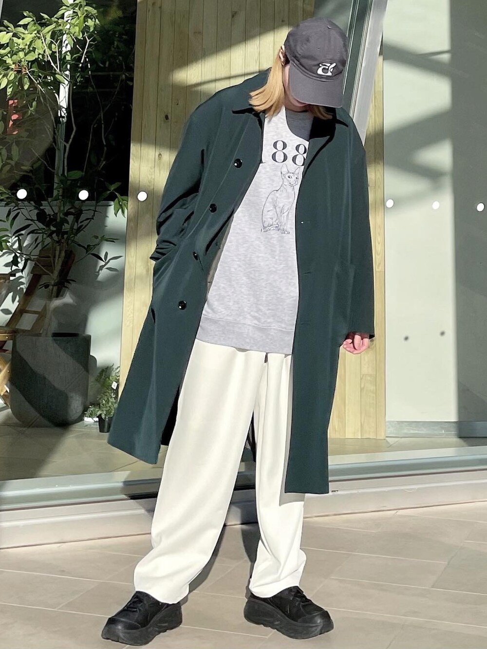 「Junred、シンプルコーデ、冬コーデ、ロングコート、ステンカラーコート、スウェット、ロゴスウェット、ワイドパンツ、カラーパンツ、厚底シューズ、グリーン、休日スタイル、あったかコーデ、私の推しブランド、おしゃれさんと繋がりたい」｜「JUNREDのスムースストレッチライナー付きオーバーコート（ステンカラーコート、グリーン系）」を使った、カズヤさん（メンズ・170cm）の冬コーディネートの2枚目の写真